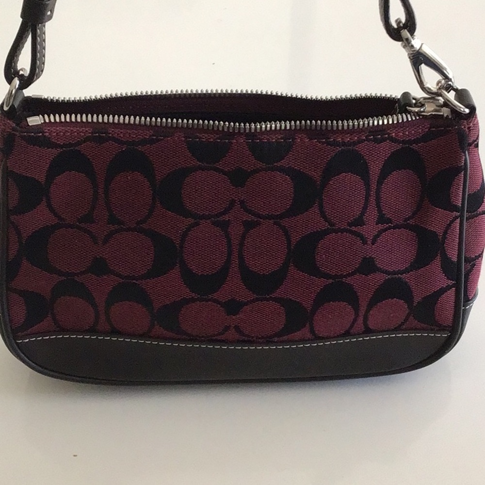 100% authentic Coach handbag.  Never used, perfect condition.